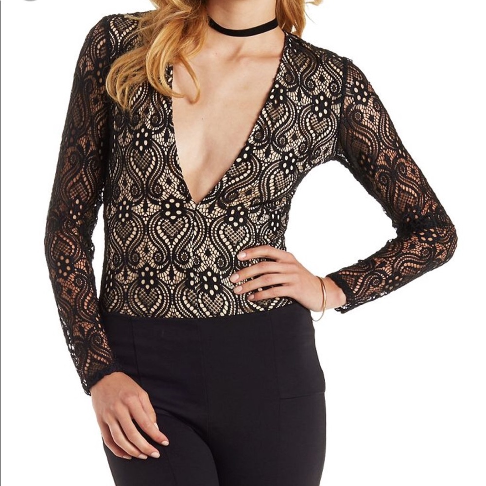 ❌[SOLD]❌ NEVER BEEN WORN- deep lace v-neck
